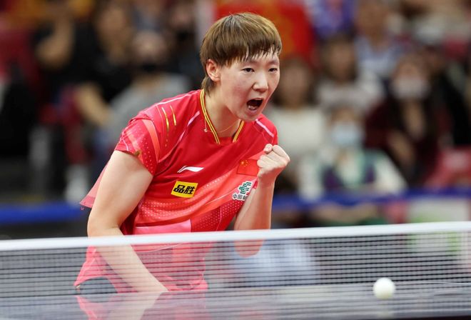 打台球也插边？某女生为流量，打台球搔首弄姿，.